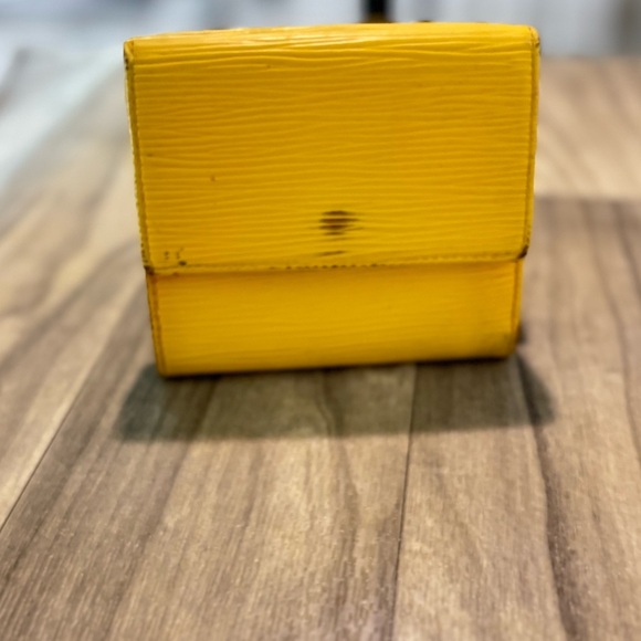 Louis Vuitton Iconic Yellow & Purple Epi Wallet! - Picture 3 of 8